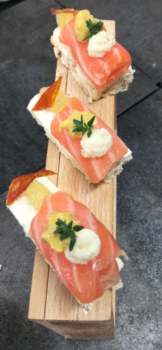 Meringa salata di grano, salmone marinato e salsa di senape
