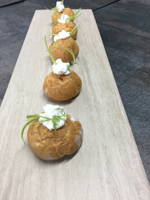 Bignè salato di grano con panna acida e mela verde