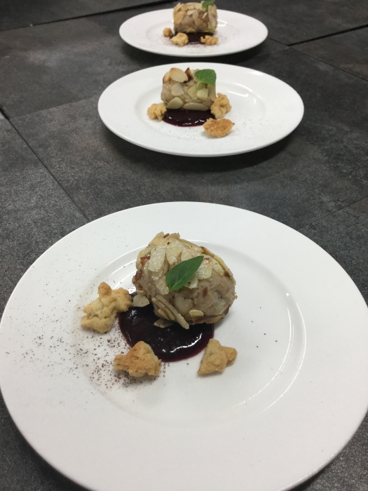 Crocchette dolci di grano e castagne in crosta di mandorle e salsa ai frutti rossi