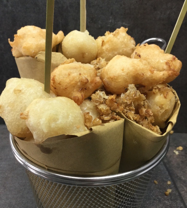 Zeppoline di pasta cresciuta con crema al grano e lardo salato