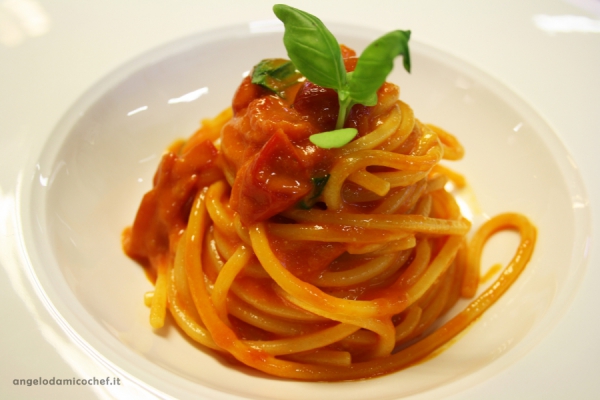 Spaghetti con Pomodorini del Piennolo e Latte di Mozzarella di Bufala