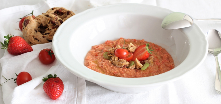 Gazpacho pomodoro fragole e taralli 