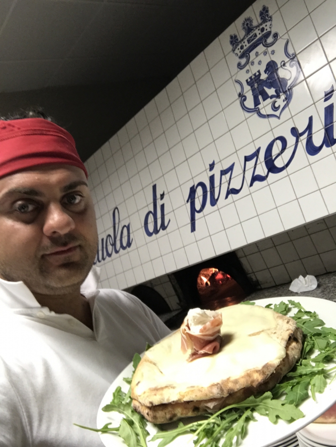 Panuozzo rotondo con crosta di emmenthal 