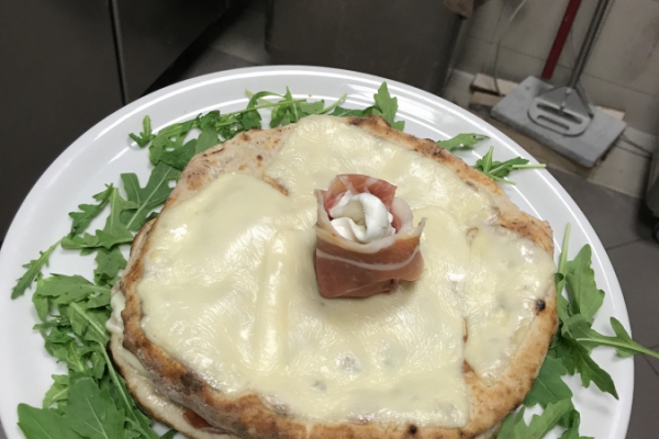 Panuozzo rotondo con crosta di emmenthal