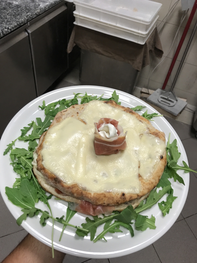 Panuozzo rotondo con crosta di emmenthal 