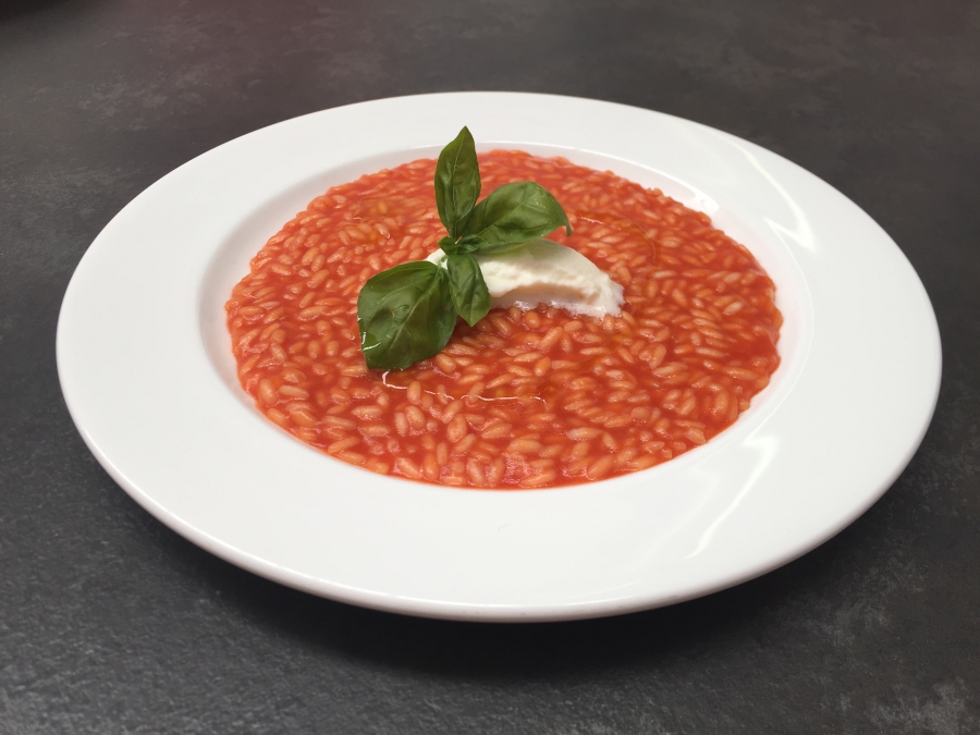 Risotto all'acqua di pomodoro, gelato di burrata e basilico ligure fresco