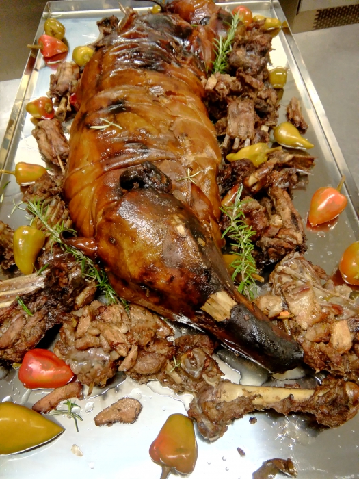Maialino nero di Calabria porchettato al lentisco e corbezzoli 