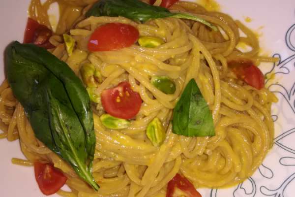 Pesto di avocado su pasta integrale