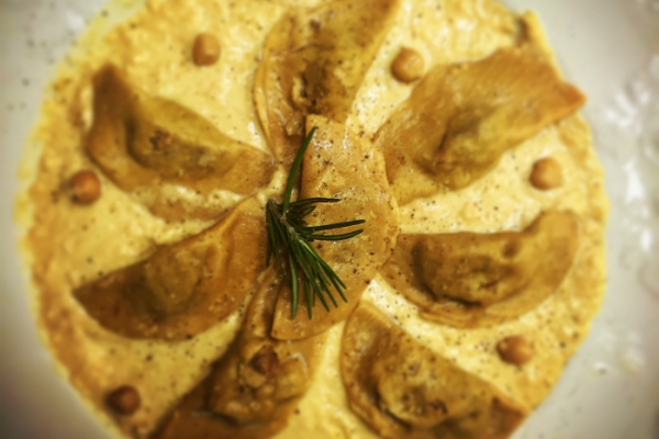 Mezzelune di farina di castagne ripiene allo stracotto di bufalo su passatina leggera di ceci e rosmarino