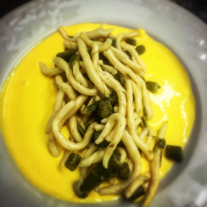 Strozzapreti con asparagi e favette su crema di zafferano del Montefeltro