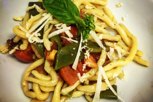 Strozzapreti con pomodoro fresco, guanciale, taccole e pecorino di fossa dop