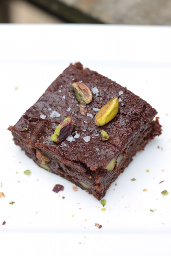 Brownies all'olio con passata di pomodoro e pistacchi