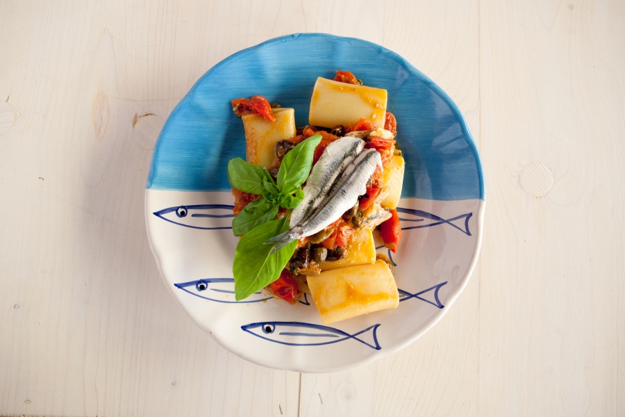 Spaghetti (o paccheri) alla puttanesca di alici di Cetara