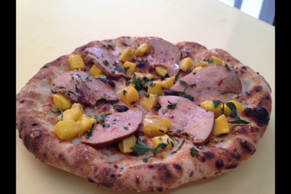 Pizza mango e foie gras affumicato