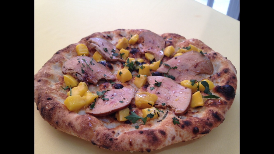Pizza mango e foie gras affumicato