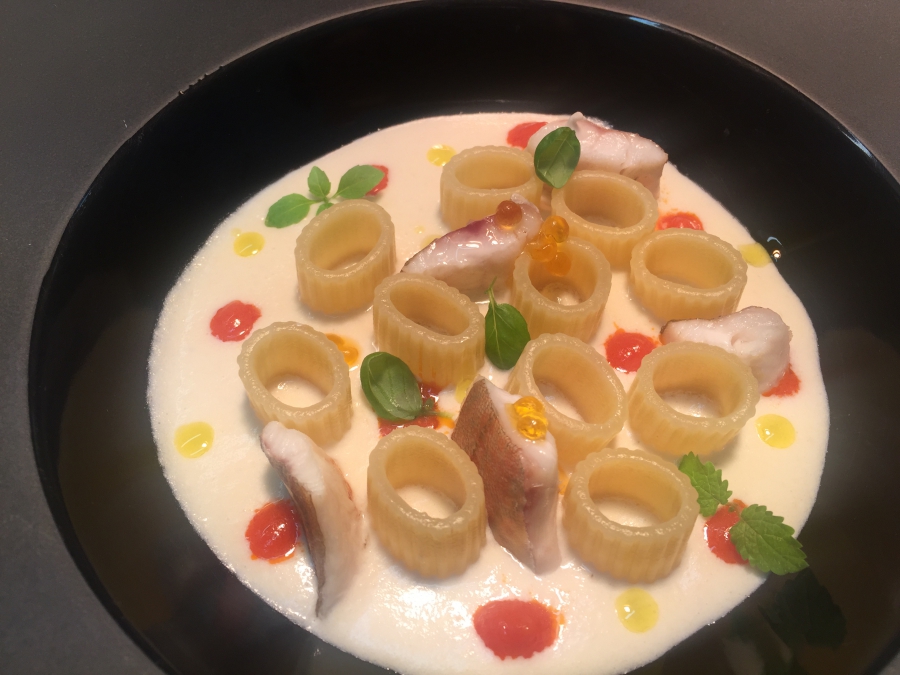 Mezzi ditali rigati su crema di baccalà e crudo e cotto di coccio