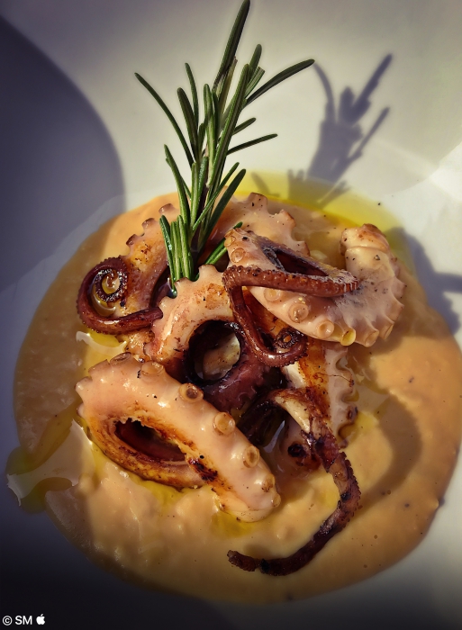 Polpo arrosto su passatina di ceci di Cicerale profumati al rosmarino del Cilento
