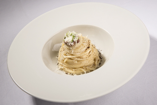 Spaghettone trafilato al bronzo, cacio e pepe con rognone di vitello e caffè