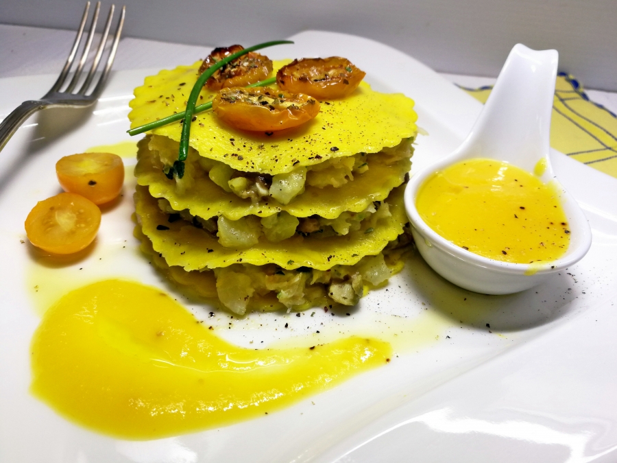 Millefoglie di datterino giallo con tartare di baccalà e patate.