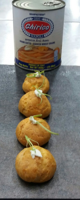 Bignè salato di grano con panna acida e mela verde