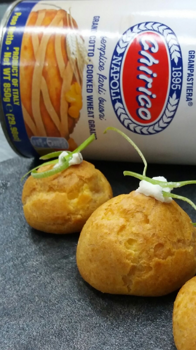 Bignè salato di grano con panna acida e mela verde