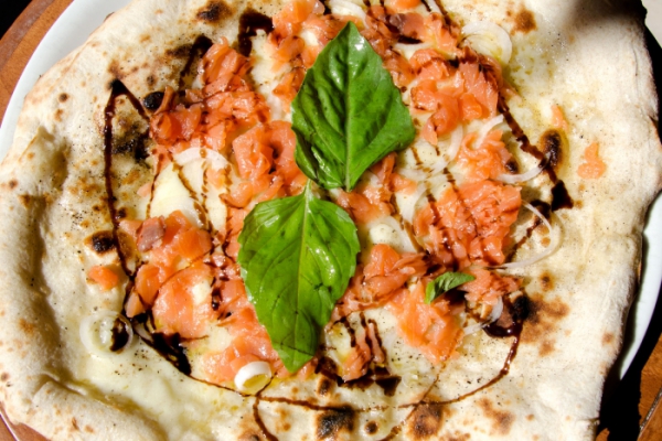 Pizza salmone, cipolle e glassa d'aceto