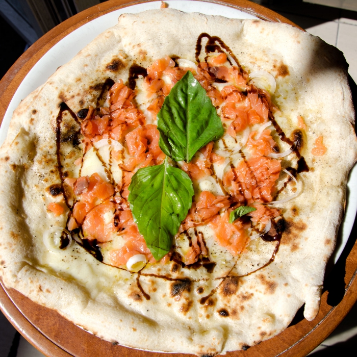 Pizza salmone, cipolle e glassa d'aceto