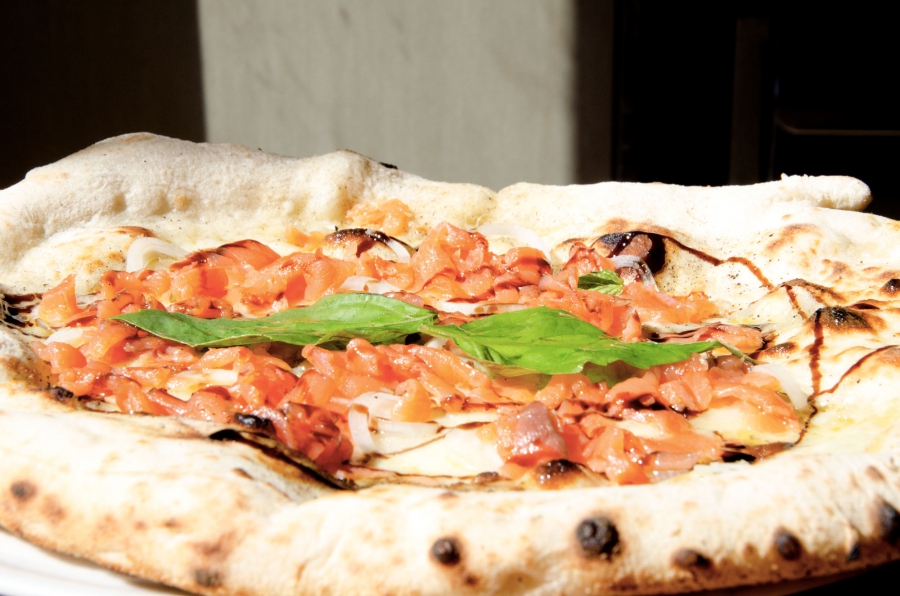 Pizza salmone, cipolle e glassa d'aceto