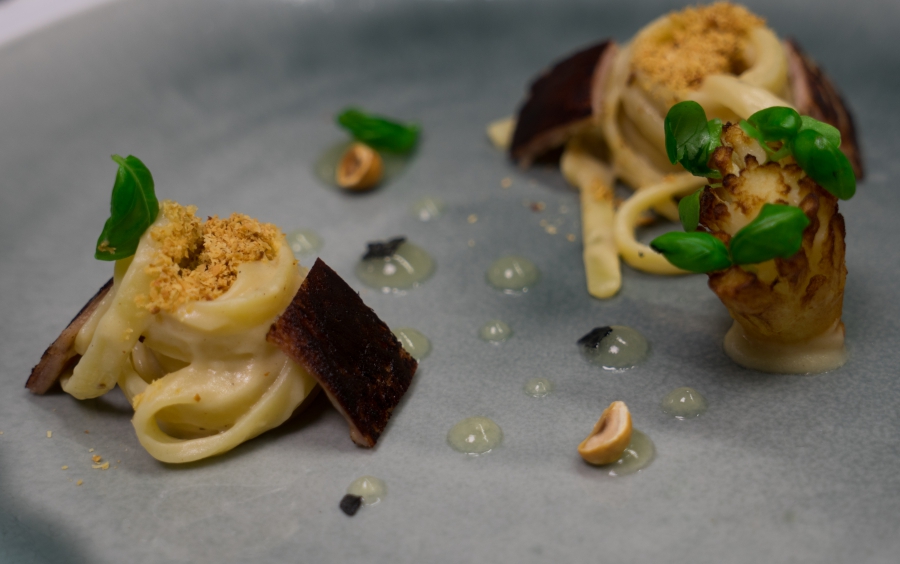 Fresina al cavolfiore, coniglio, nocciola di Giffoni, pomodori e lime