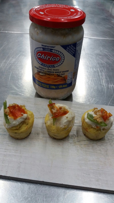 Muffin salati con grano, yogurt e cipollina