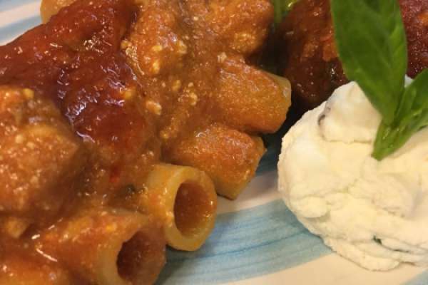 Candele spezzate al ragù napoletano e ricotta di Mimì