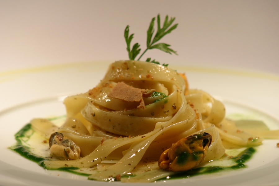 Nastri di pasta con cozze, bottarga di tonno e maggiorana   