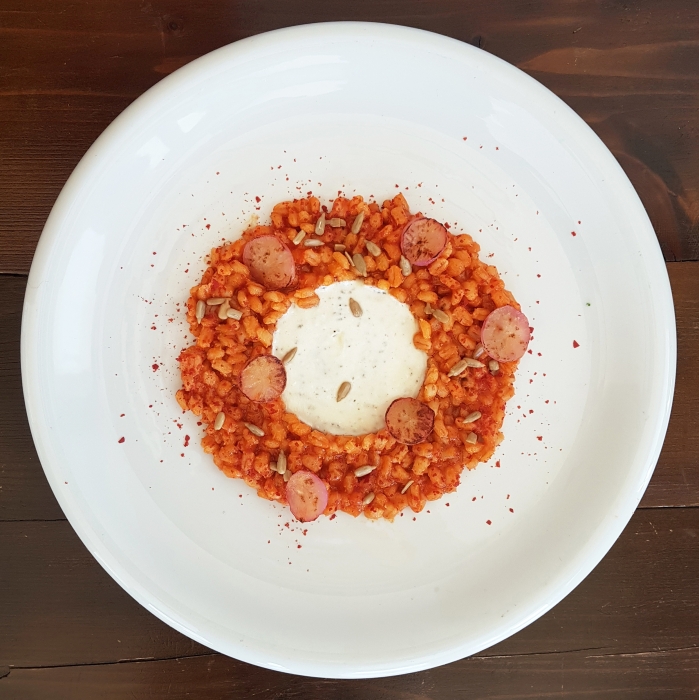 Orzo pilaf al pomodoro con robiola alle erbe, polvere di pomodoro e rapanelli