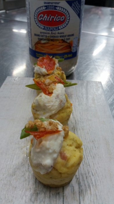 Muffin salati con grano, yogurt e cipollina