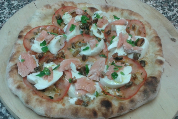 Pizza al salmone e pomodori freschi