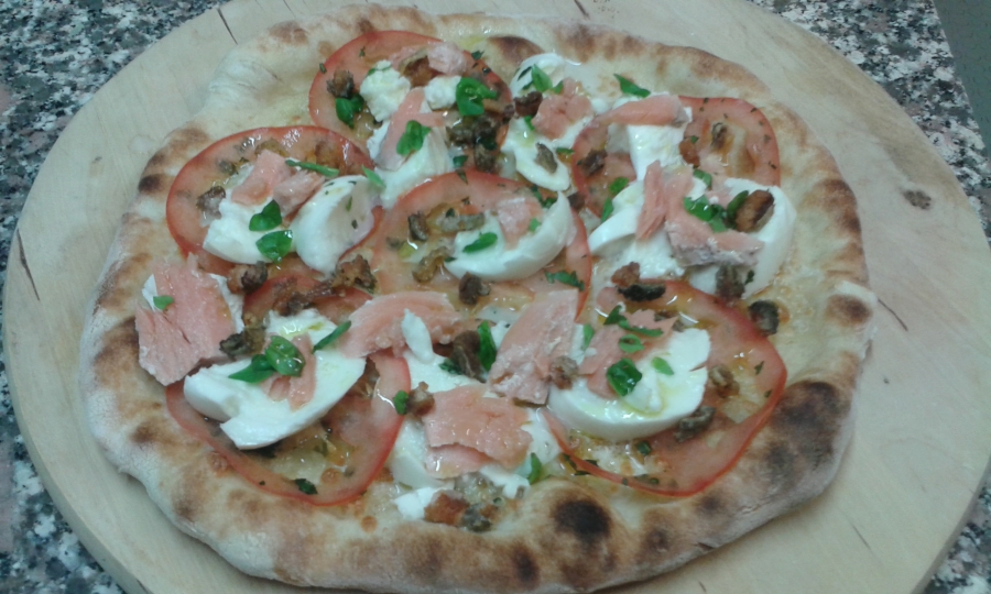 Pizza al salmone e pomodori freschi