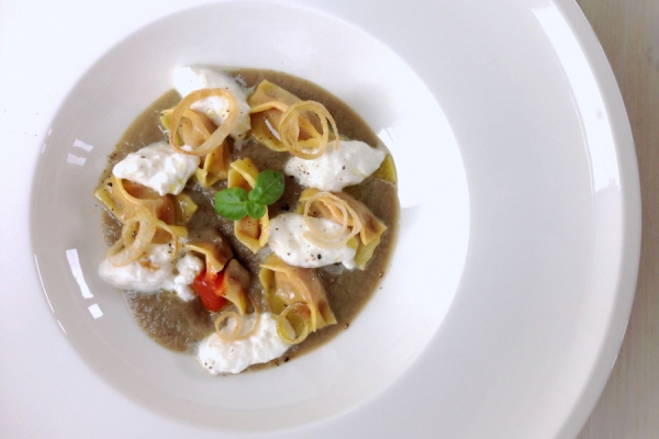 Plin al pomodoro, crema di melanzane, burrata e porri fritti