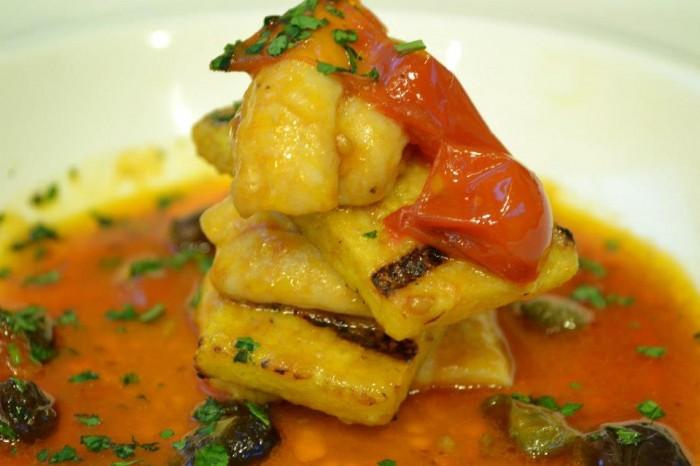 Polenta grigliata con puttanesca di alici