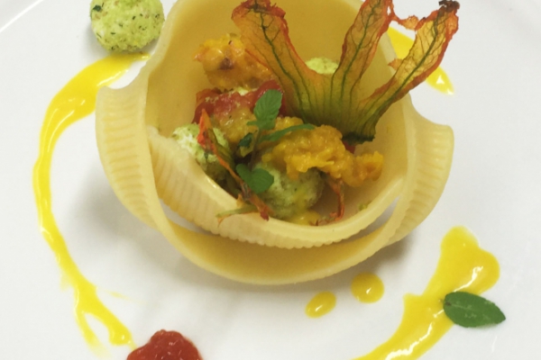 Polpettine di padduni con pane alle erbe peperoni e fiori di zucca con gocce di pomodoro