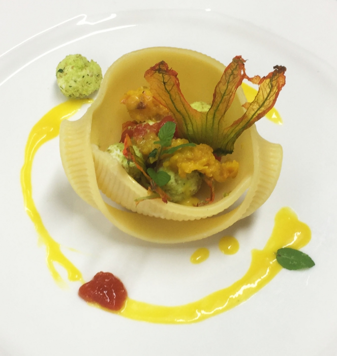 Polpettine di padduni con pane alle erbe peperoni e fiori di zucca con gocce di pomodoro