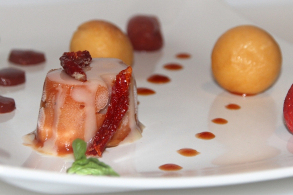 Babà in giardino di pomodoro e fragole