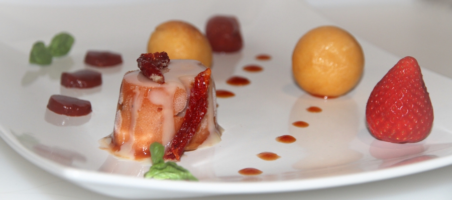 Babà in giardino di pomodoro e fragole