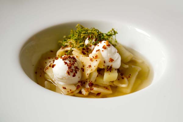 La Campania va in montagna - Mischiato delicato di Gragnano con Seirass di pecora della Valle Gesso, brodo di fieno, patate della Bisalta, finto fieno di verza, polvere di patata 'bruciata' e olio al pepe di Giava
