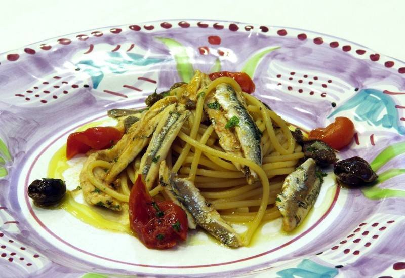 Spaghetti (o paccheri) alla puttanesca di alici di Cetara