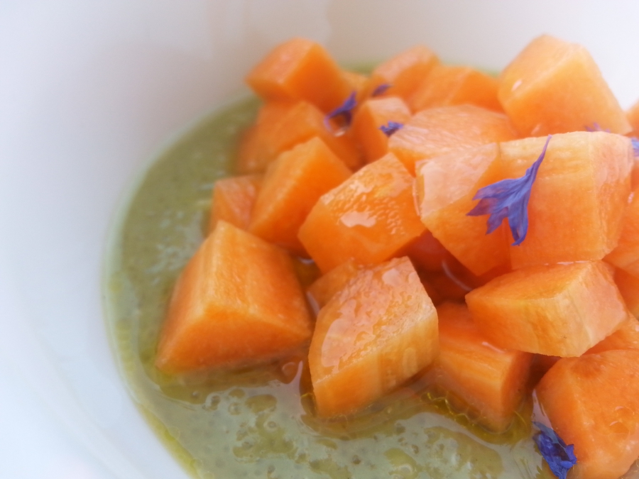 Polentina fredda di amaranto e avocado con carote marinate agli agrumi