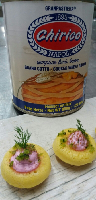 Savarin di grano, olive di Gaeta e caprino alla rapa russa