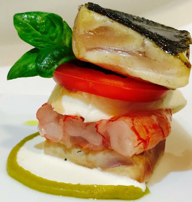 Bocconcino di ricciola scottato e crudo di gamberi alla caprese, salsa di bufala e crema di piselli al guanciale 