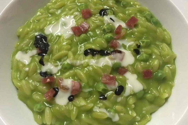 Semi di annurca, assoluto di piselli, soppressata, caciocavallo e olio di cenere di cipollotto 