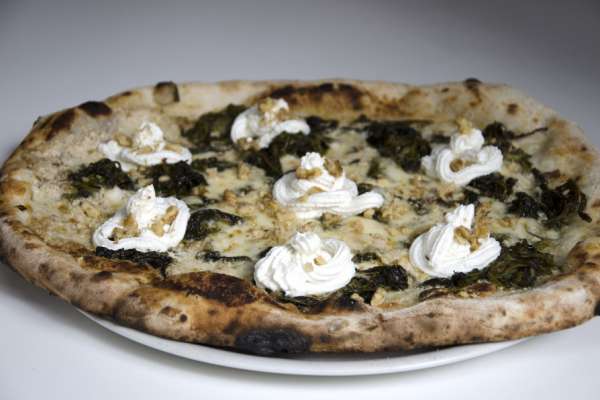 Pizza al pesto di noci alla partenopea