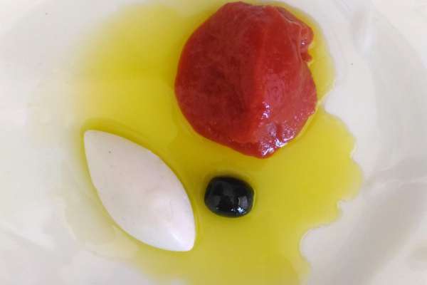 Sorbetto al pomodoro, quenelle di ricotta e olio di oliva
